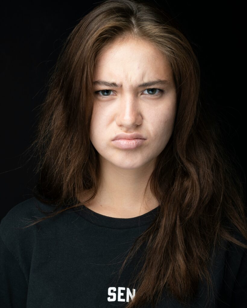 A pessoa com distimia tem sintomas de depressão com muita irritabilidade. 